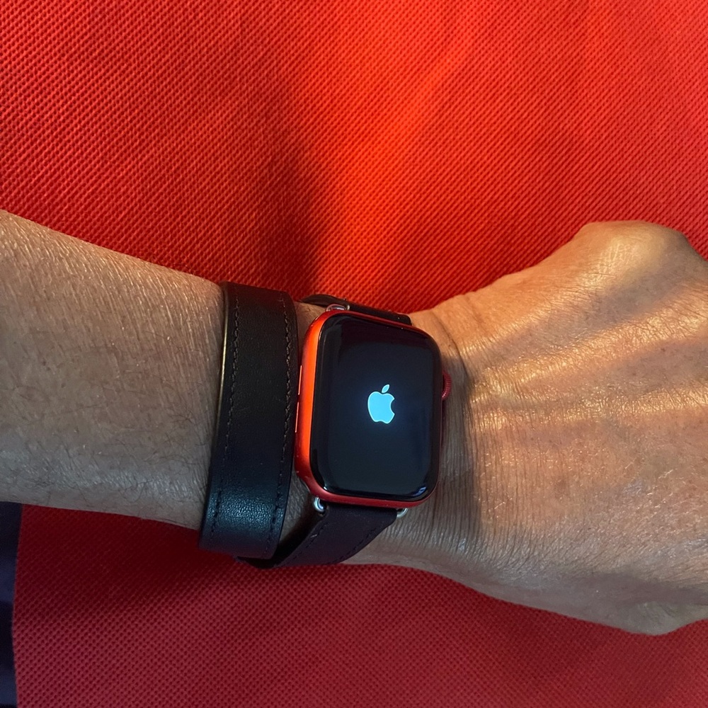 Apple IWatch Red Aluminum - Picture 2 of 7